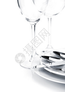 银器或餐具放在盘子和酒杯上在白色背景上隔离图片