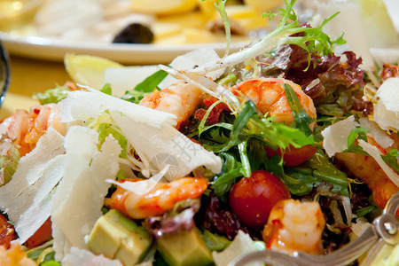 新鲜健康的虾沙拉图片