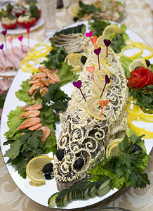 烤鲟鱼和海鲜的节日菜肴图片