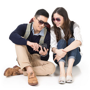 亚洲年轻夫妇旅行和坐在地面上图片