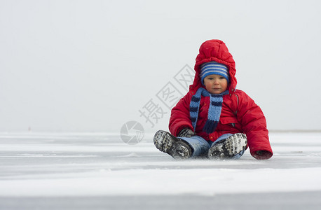 冬天在冰上的小男孩图片