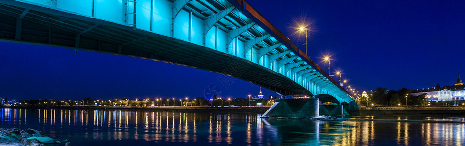有桥梁的华沙城市全景在晚上图片