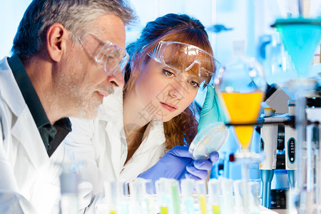 有吸引力的年轻女科学家和她的高级男主管在生命科学研究实验室图片