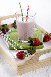 托盘上的冷草莓奶昔图片