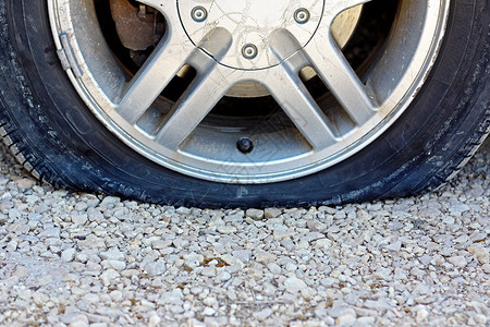 车胎爆到碎石路的平板轮胎图片