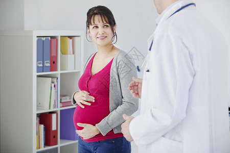 咨询中的孕妇背景图片