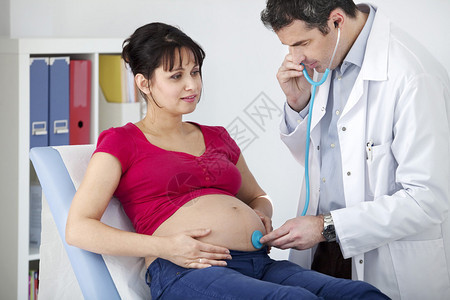 听诊孕妇背景图片