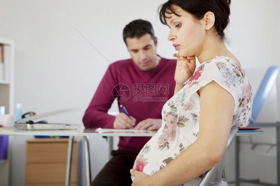 咨询中的孕妇图片