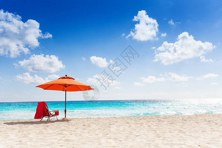 橙色沙滩伞蓝天白云图片