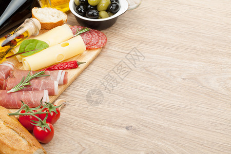 带复制空间的木制桌上的起司丙香奶酪面包图片