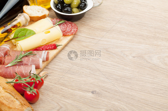 带复制空间的木制桌上的起司丙香奶酪面包图片
