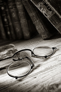 18世纪有古老书的眼镜S图片
