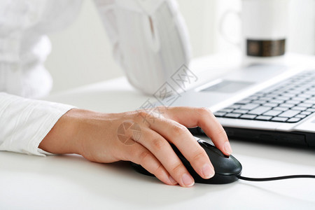 女手触摸计算机鼠图片
