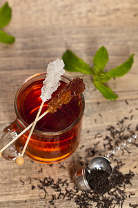红糖姜茶和米特利夫的茶还有甘蓝糖在棍子上有背景