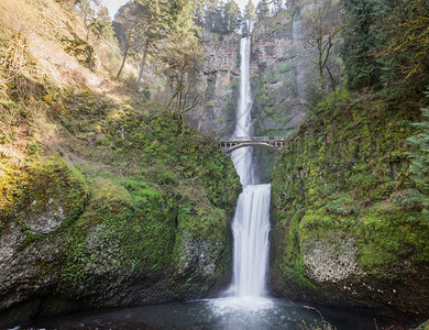 俄勒冈州Columbia峡谷的MultnomahFalls在图片