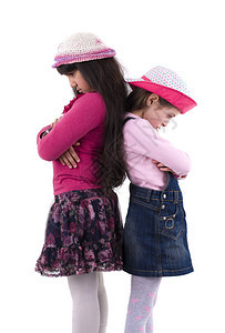 Quarrel区两个悲哀的小女孩在白背图片