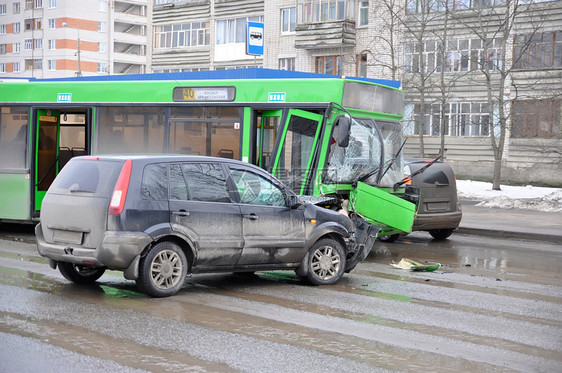 一辆湿滑的公路车和一辆客车相撞图片