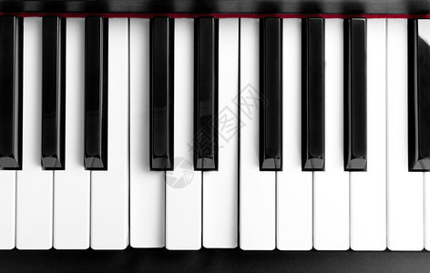 白色钢琴键上按下的和弦图片