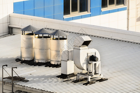 屋顶上的工业空调和通风系统图片