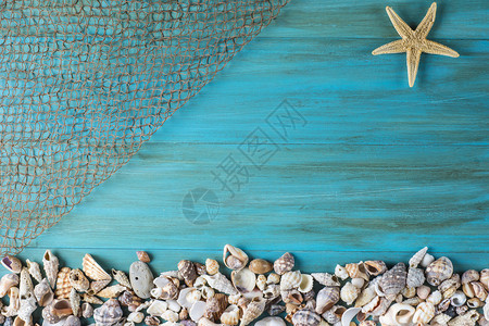 蓝色暑假有渔网贝壳和广告空间的蓝色图片