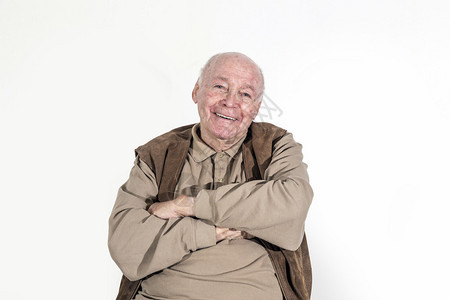 被白色隔离的老年退休男子的肖像图片