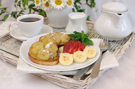 早餐托盘上放着焦糖香蕉和草莓图片