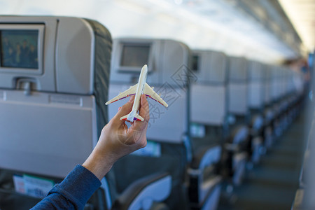 关闭手拿着飞机里面的飞机模型图片