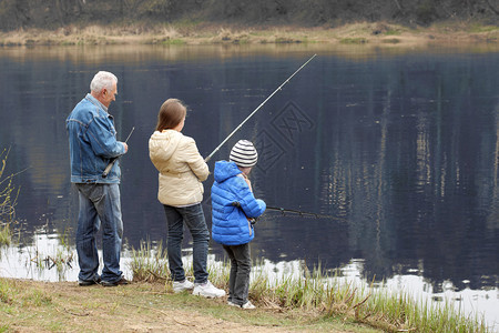 祖父和孙子在钓鱼图片