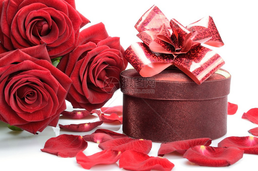 礼品盒和一束红玫瑰图片