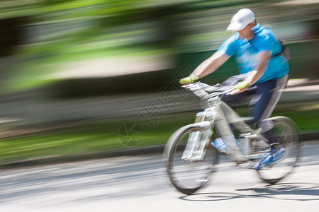 城市公路交通中的骑自行车者故意图片