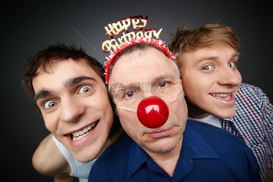 有两个家伙玩得很开心在一个老人庆祝生日或愚图片