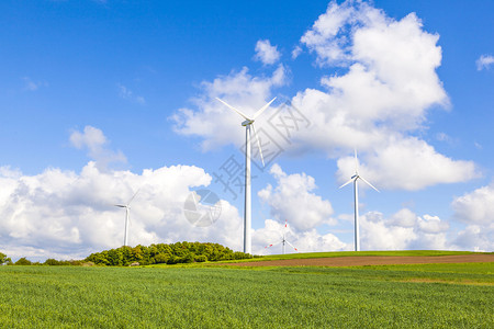 蓝天白云发电的风力发电机背景图片