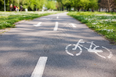 市公园带有白色自行车标志的自行图片