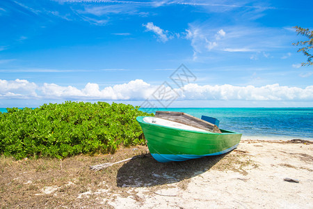 加勒比岛屿热带海滩上的旧船图片