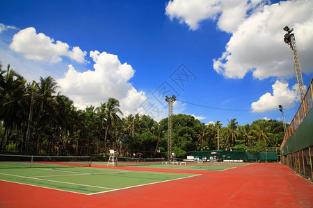 蓝天白云的室外网球场图片