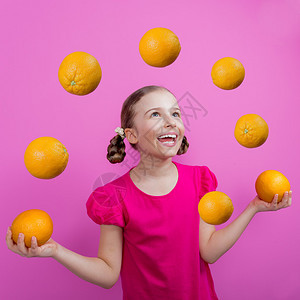 葡萄柚健康饮食一个玩葡萄柚的小女图片