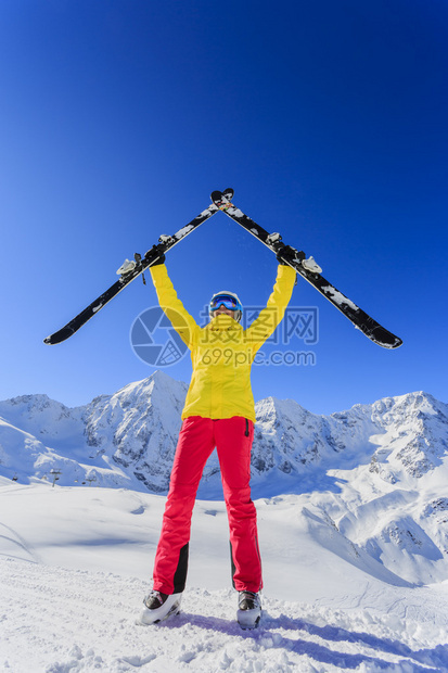 滑雪滑雪者阳光和冬天的乐趣享受滑图片