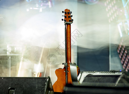 音乐厅舞台上的乐器背景图片