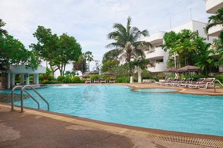 泰国度假胜地的游泳池图片