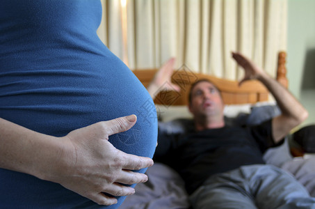 孕妇抱住腹部图片