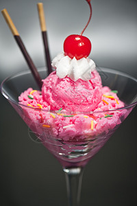 果莓冰淇淋加装饰的图片