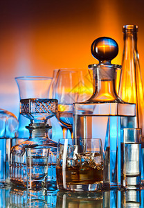 玻璃桌上酒吧里的酒精饮料图片