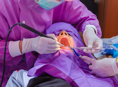 医生用超声波工具给病人洗牙背景图片