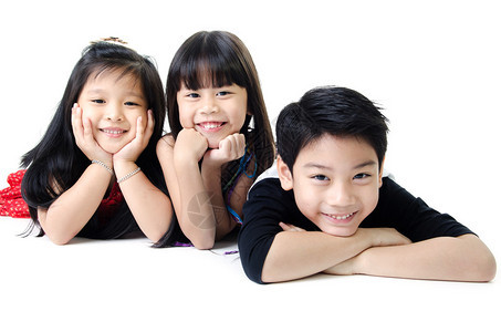 快乐的亚洲男孩和女孩在白色背景下玩得开心孤立的肖像图片