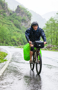 土耳其北部庞蒂奇山区一条公路上的循环图片