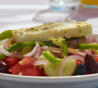 希腊餐厅桌上原始未安排希腊沙拉的镜头图片