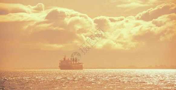 日落时旧金山的货船图片