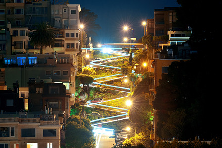 旧金山朗伯德街在晚上图片