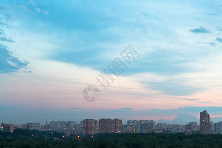 夏天傍晚在城市上空的黄蓝和粉背景图片
