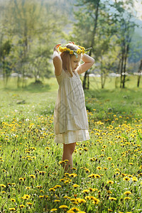 户外绿草夏花的小女孩和平图片